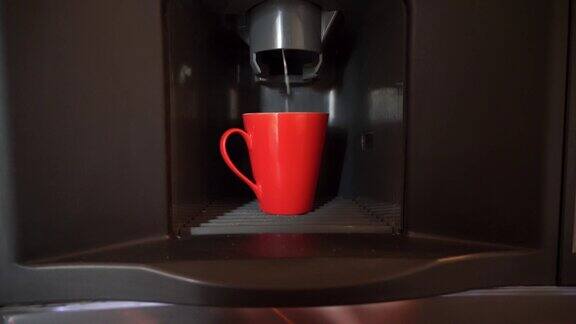 自动贩卖机里的红咖啡杯装满了咖啡