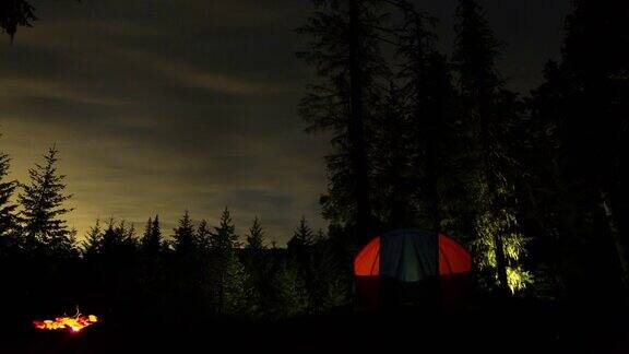 野外帐篷夜间露营