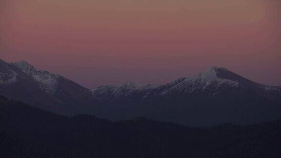 月亮和山脉(高加索)