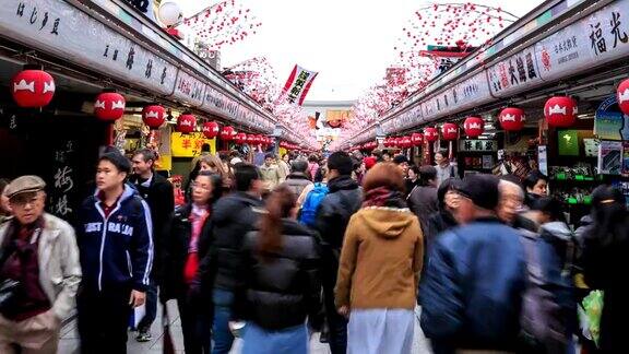 拥挤的人群走在老东京市场