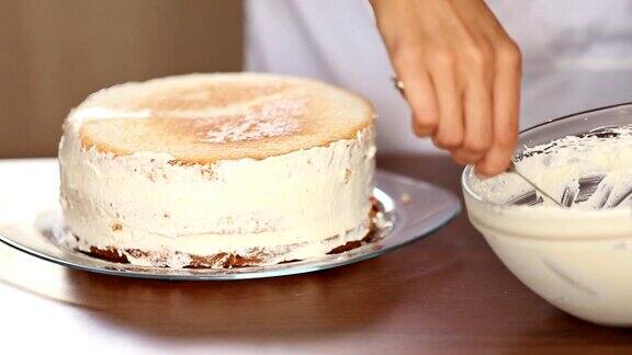 厨师在蛋糕上涂奶油