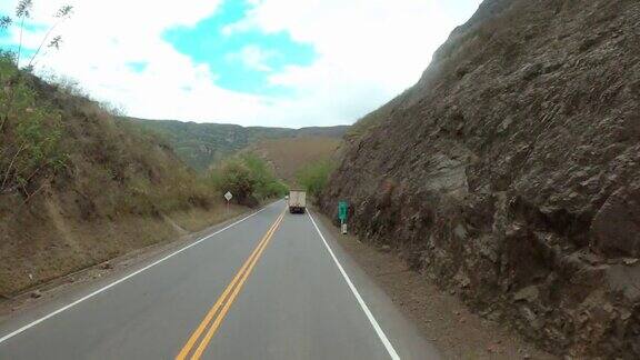 在山区的道路上行驶间隔拍摄