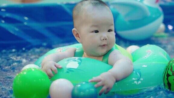 婴儿在游泳时间