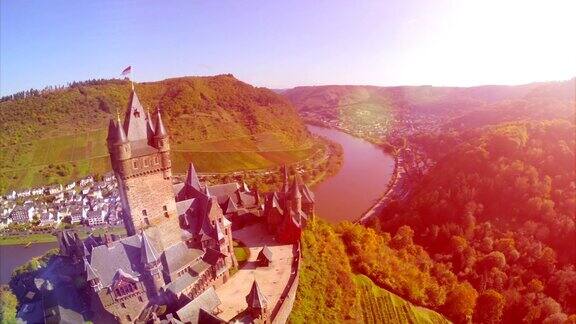美丽的中世纪城堡空中藤蔓山德国中世纪城堡和河流童话般的皇家城堡与藤蔓植物生长在绿色的山上鸟瞰图与美丽的镜头闪耀晴天
