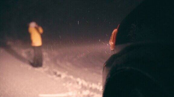 在雪地里开车汽车在路上抛锚了在恶劣的天气下汽车会在偏僻的地方抛锚汽车保险一个女人在路上