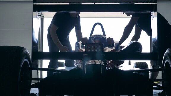 赛车专家正在车库里修理一辆跑车