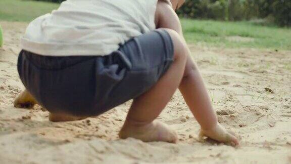 小男孩在玩沙子
