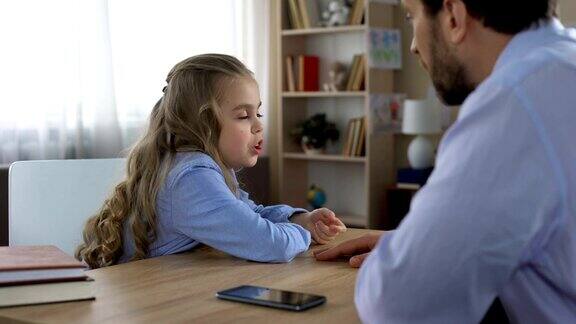父亲和他的小女儿讨论电子产品上瘾代沟冲突