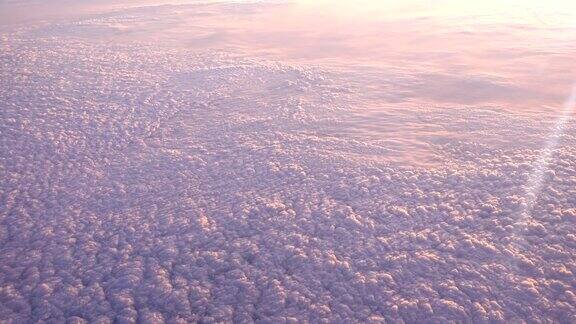 美丽的云景在早晨在云之上飞行