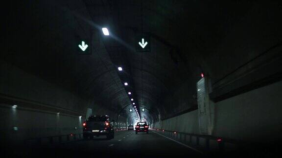汽车隧道汽车在隧道里行驶