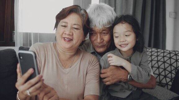 亚洲祖父母和孙子微笑自拍