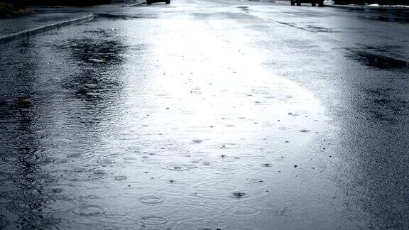 慢动作的城市水坑在街道在一个雨天