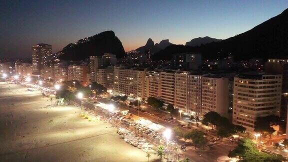 里约热内卢科帕卡巴纳海滩夜间鸟瞰图