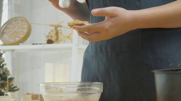 男孩的双手在面包上撒猪肉末在家里做泰国小吃生活理念