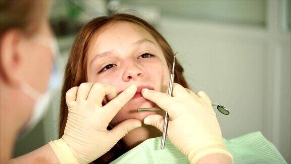 Orthodon正在检查一个来诊所接受治疗的青少年的牙齿