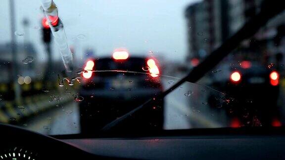 慢车在雨中驾驶汽车