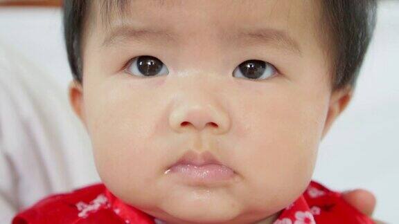 可爱的亚洲小女孩正在四处张望婴儿脸的特写慢动作镜头