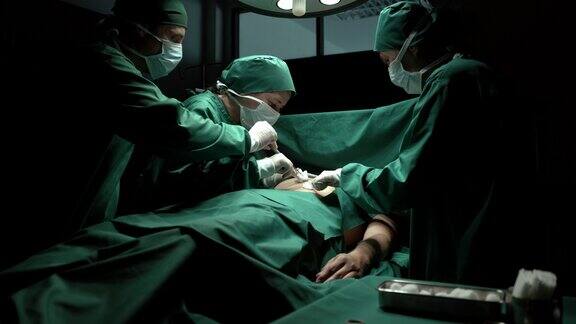 医疗队在手术室进行手术
