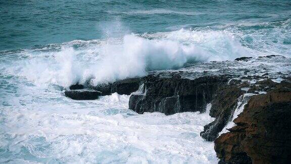 慢镜头海浪拍打海岸