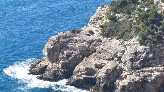 海浪拍打着撒丁岛海岸的岩石