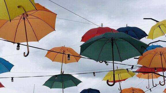 雨伞在雨中