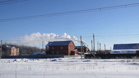 在冬天你会经过一个有农舍和蒸汽的小村庄