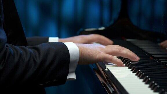 高清多莉:男性的手在弹钢琴