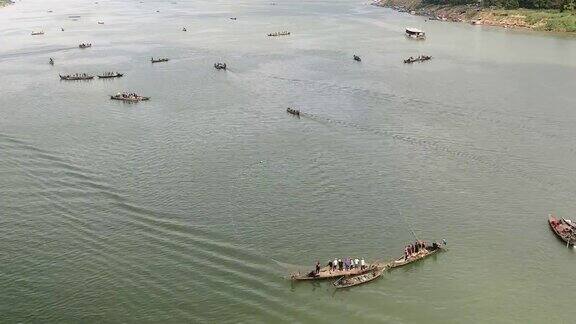 渔民的船把他们的大网从水里拉出来