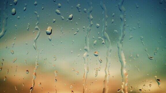 美丽的日出同时下雨在窗户后面看日出4k