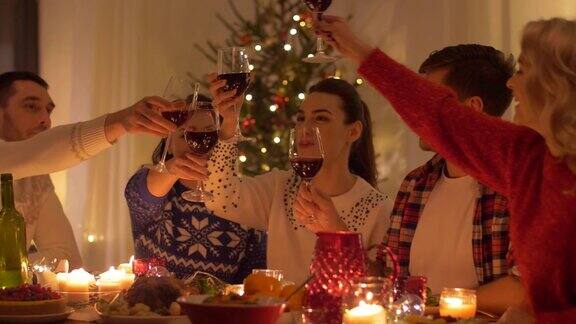 圣诞快乐朋友喝红酒