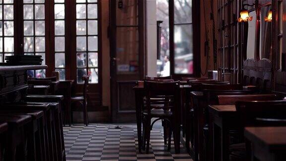 新冠肺炎疫情期间阿根廷布宜诺斯艾利斯的一家空荡荡的“著名酒吧”(老式咖啡馆)分辨率为4K