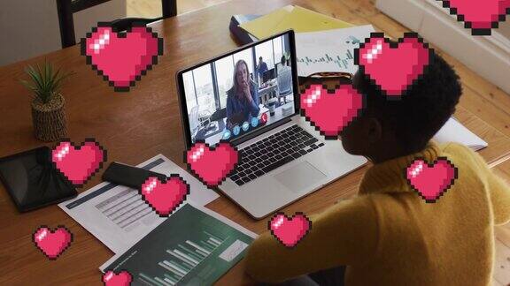 在视频通话中使用笔记本电脑的女人的数字心形图标的动画