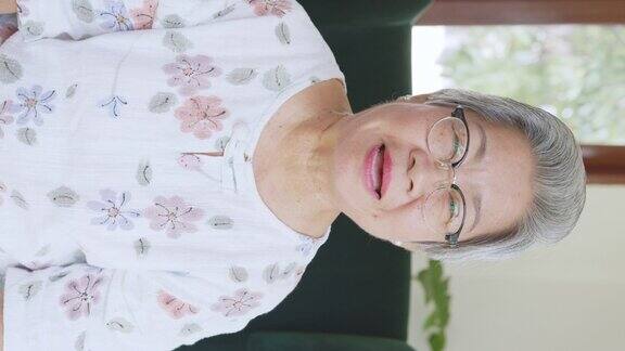 POV亚洲老女人与家人视频通话虚拟会议垂直
