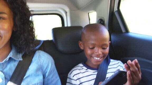 年轻的黑人母亲带着儿子开车去公路旅行