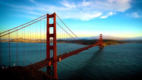 在金门大桥的旧金山湾在黄金时间日落