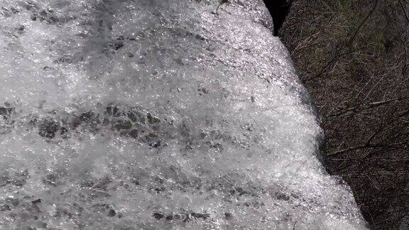 壮观的水溅在山上瀑布水力可再生能源生态理念