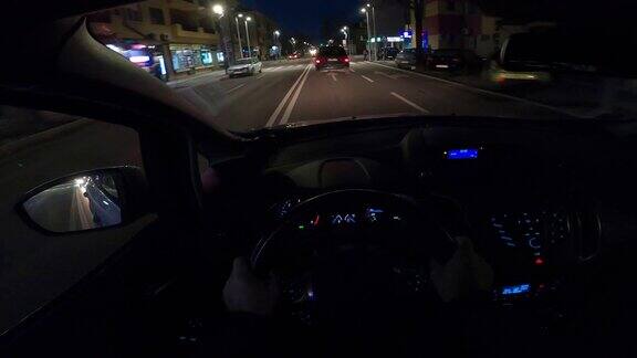 夜间城市之旅-视频的4k汽车驾驶通过城市与gopro相机从司机的角度