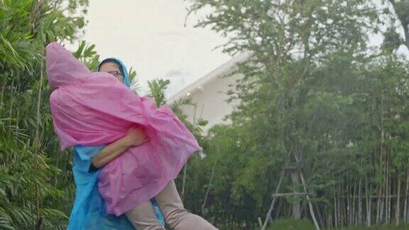 慢镜头中一对相爱的年轻情侣在雨中嬉戏拥抱