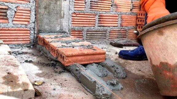 建筑泥瓦匠正在安装红砖