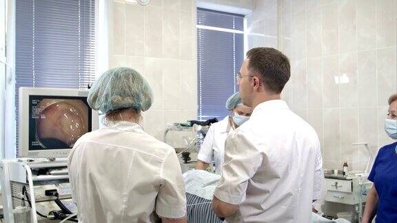 在手术中使用内窥镜设备的医生团队