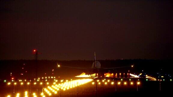4K飞机在夜间降落在跑道上