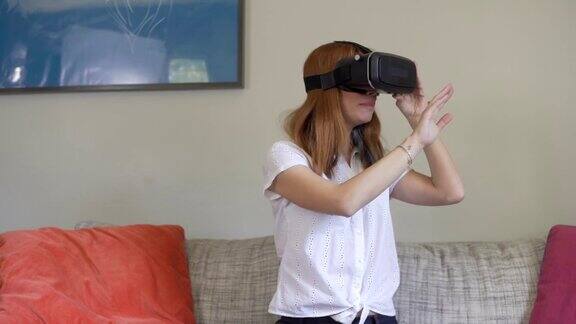 年轻女子戴着虚拟现实眼镜坐在沙发上