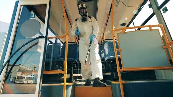 消毒员正在公车上给它消毒冠状病毒预防、卫生消毒流程
