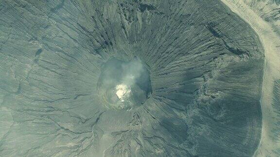 从空中俯瞰印尼的布罗莫火山喷出的烟雾