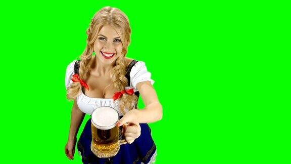 身着巴伐利亚服装的女人送啤酒和眨眼啤酒节绿屏