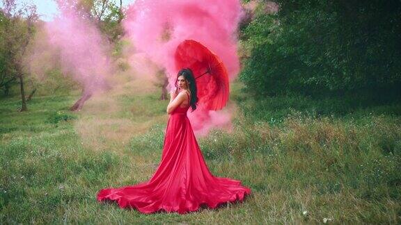 创意幻想射击与彩色烟雾弹女王在大自然中摆姿势