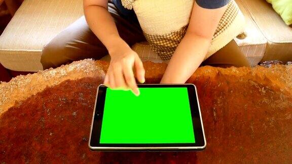 手动使用数字平板电脑模拟绿色屏幕为色度键的客厅-室内场景