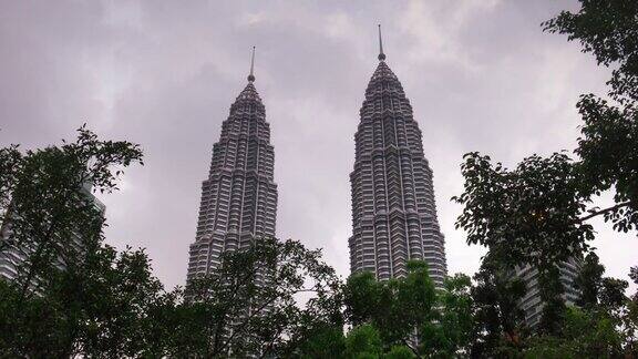 马来西亚一天下雨的天空吉隆坡著名的双子星塔超过4k时间流逝