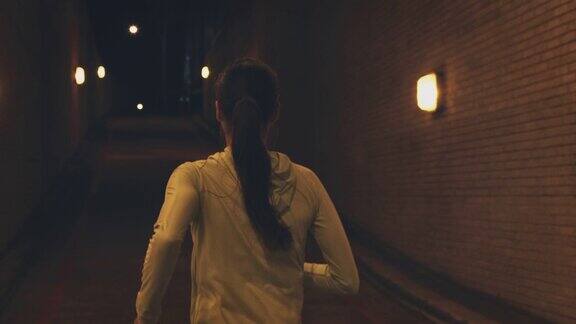 在城市里慢跑的女人