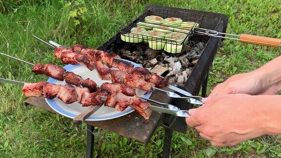 在烤架上烹煮肉类和蔬菜诱人的烤猪肉串串在烤肉串上烹调在夏天露天煤烟正在冒烟烤肉串烧烤派对